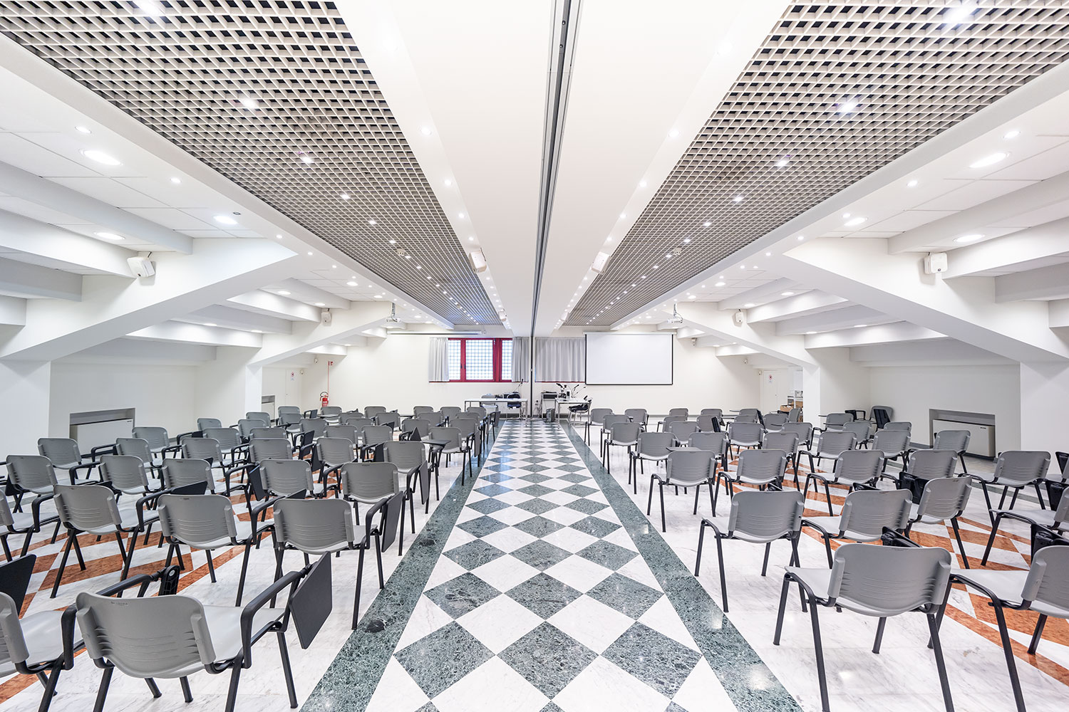 Immagine frontale della sala conferenze dell'Ospedale veterinario San Francesco