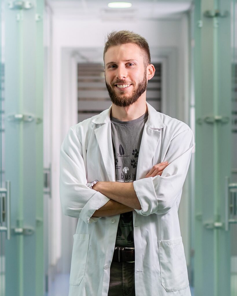 Dott. Federico Barbè Il Dott. Federico Barbè, medico veterinario dell'Ospedale Veterinario San Francesco di Milano