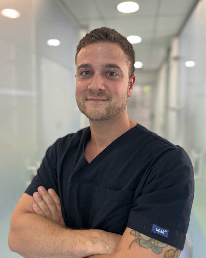 Dott. Tiziano Bertuccini Il Dott. Tiziano Bertuccini, medico veterinario dell'Ospedale Veterinario San Francesco di Milano