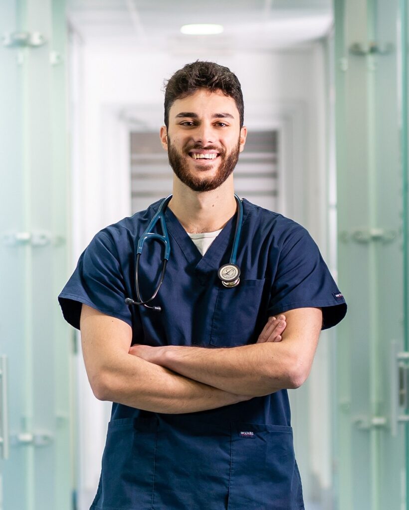 Dott. Yari Nebel Il Dott. Yari Nebel, medico veterinario dell'Ospedale Veterinario San Francesco di Milano