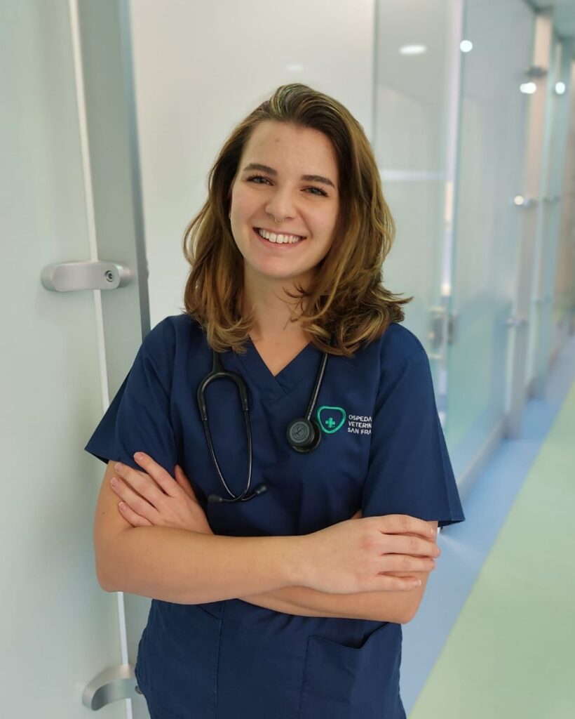 Dott.ssa Alice Zangheri La Dott.ssa Alice Zangheri, medico veterinario dell'Ospedale Veterinario San Francesco di Milano