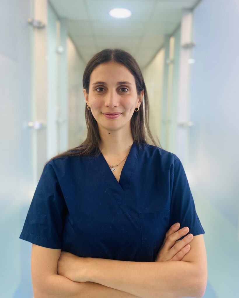 Dott.ssa Elena Bonazzelli La Dott.ssa Elena Bonazzelli, medico veterinario dell'Ospedale Veterinario San Francesco di Milano