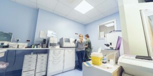 Sala interna di laboratorio dell'Ospedale Veterinario San Francesco di Milano