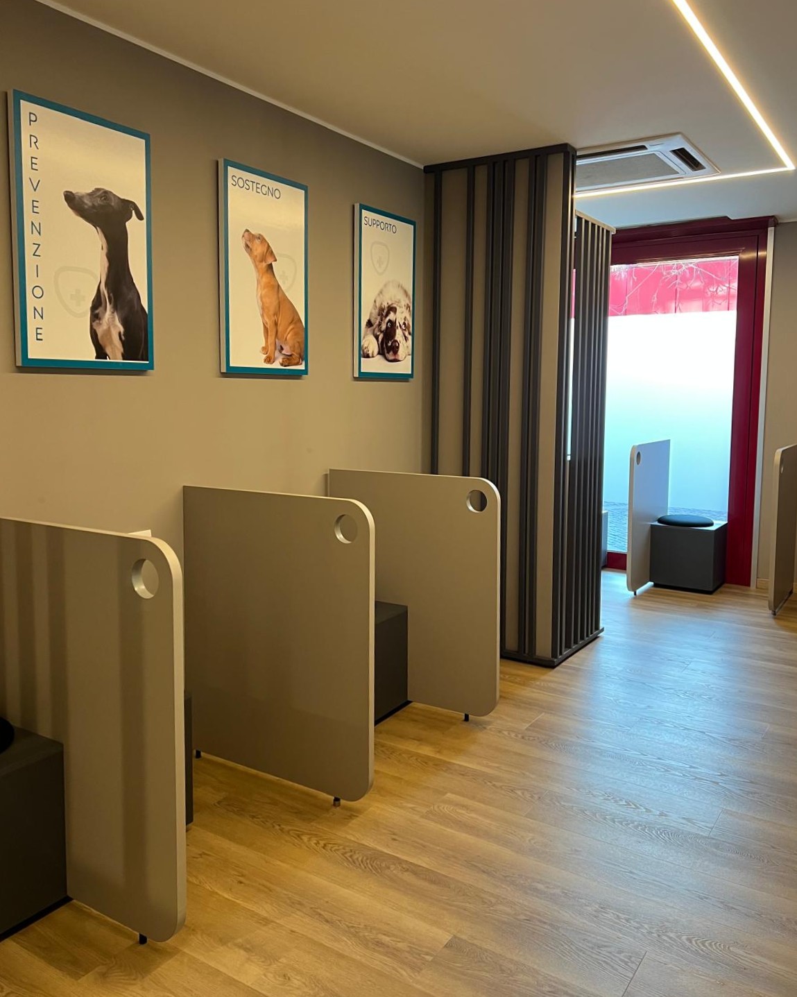 Spazi della sala d'attesa dedicati ai cani in visita all'Ospedale Veterinario San Francesco di Milano
