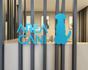 Insegna "Area Cani" ad identificazione dello spazio dedicato ai cani in sala d'attesa