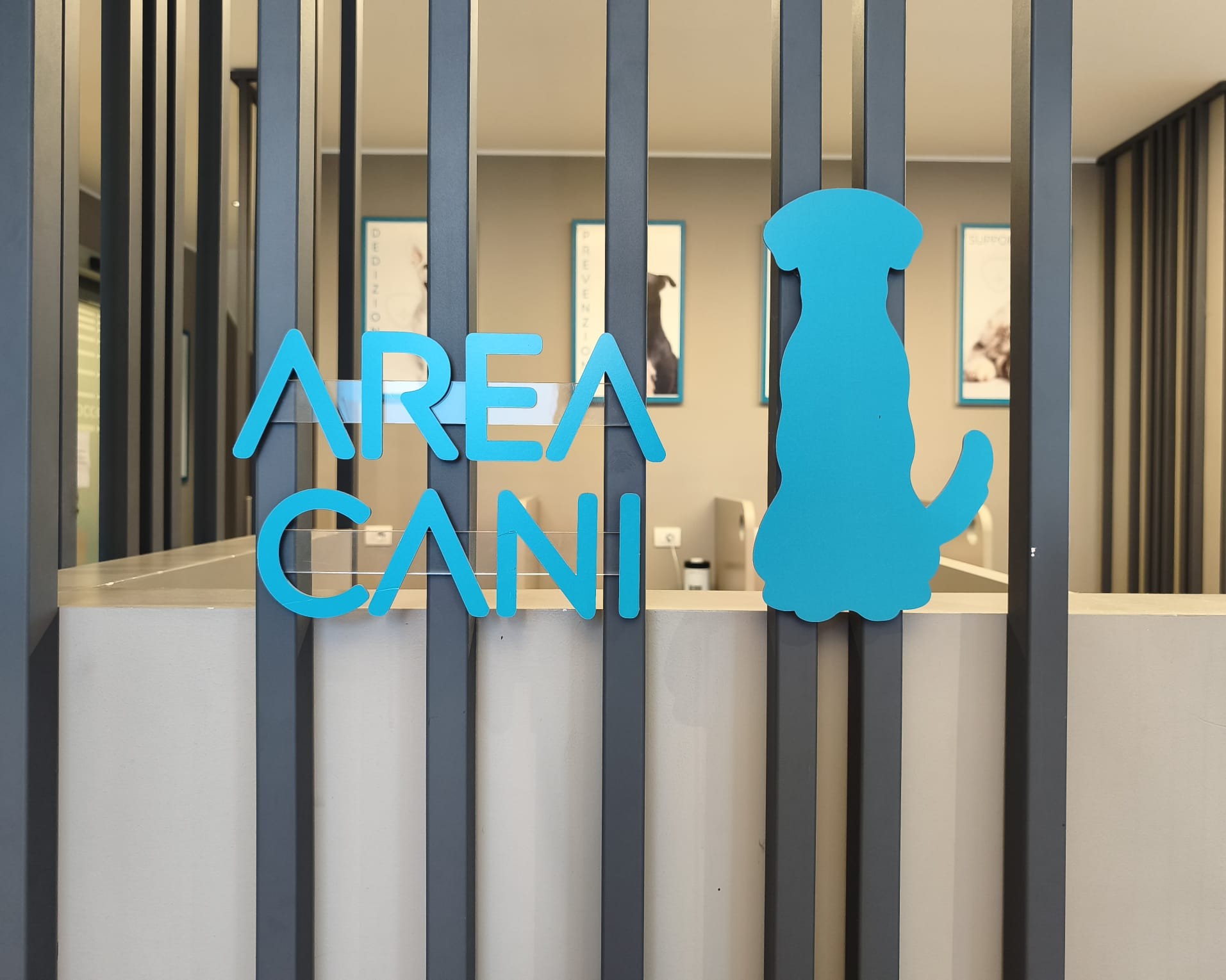 Insegna "Area Cani" ad identificazione dello spazio dedicato ai cani in sala d'attesa