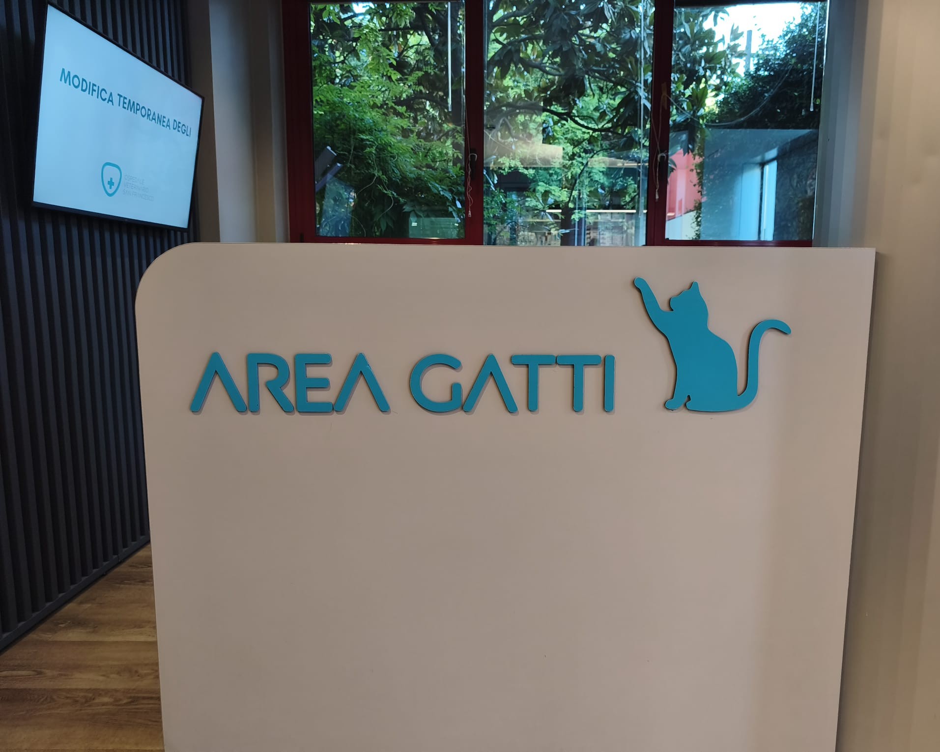 Insegna "Area gatti" ad identificazione dello spazio dedicato ai gatti in sala d'attesa