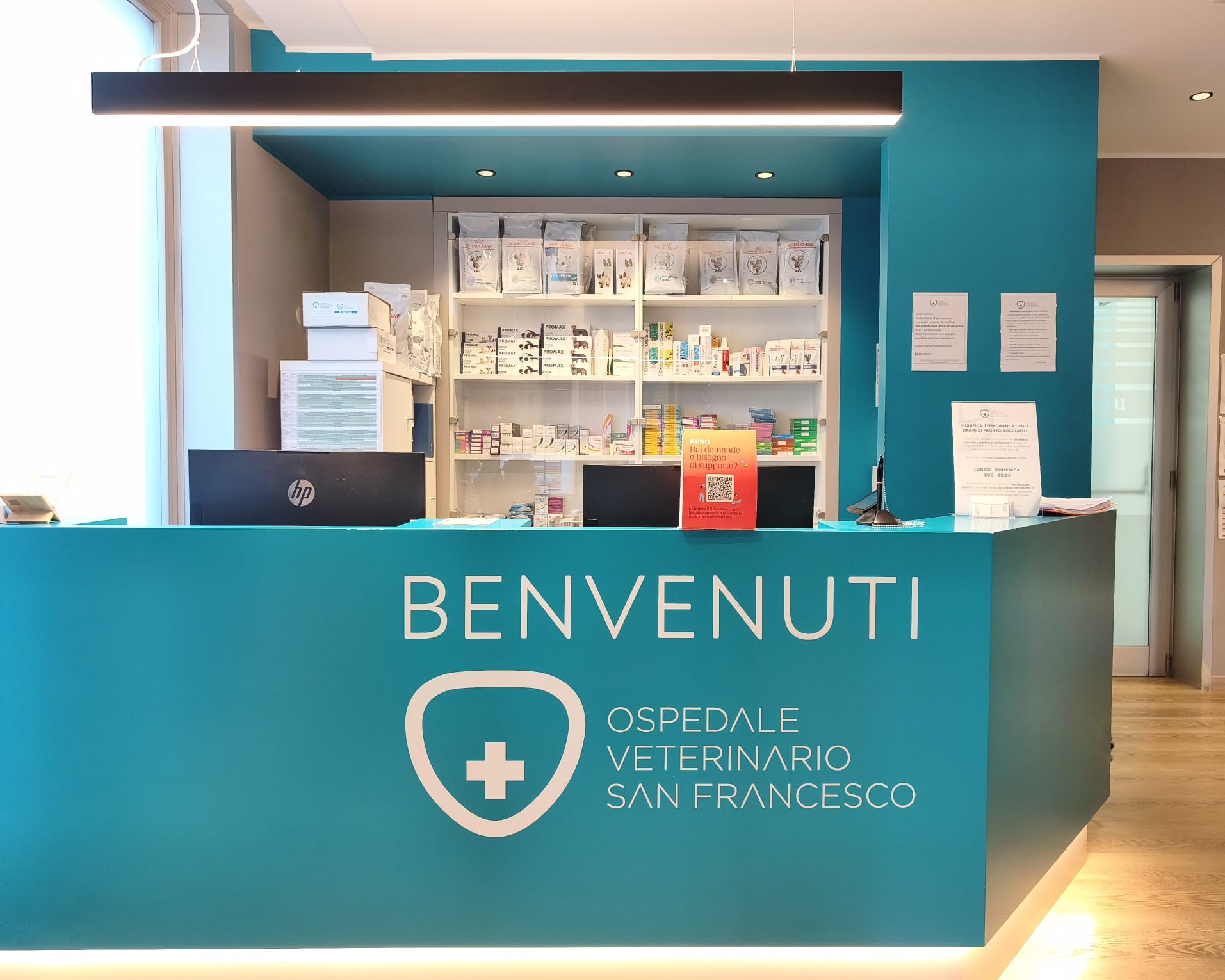 Il bancone della reception dell'Ospedale Veterinario San Francesco di Milano